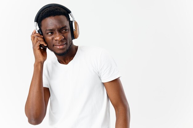 ヘッドフォンをかぶったアフリカ人男性音楽愛好家生活様式孤立した背景高品質の写真
