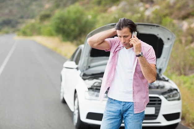 車の故障後の男