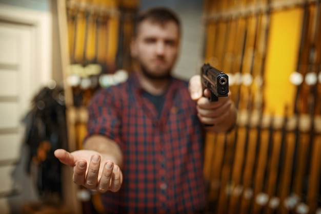 写真 男は新しい拳銃で狙う