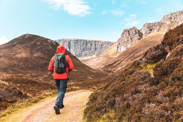 Man alleen wandelen in Schotland, Isle of Skye