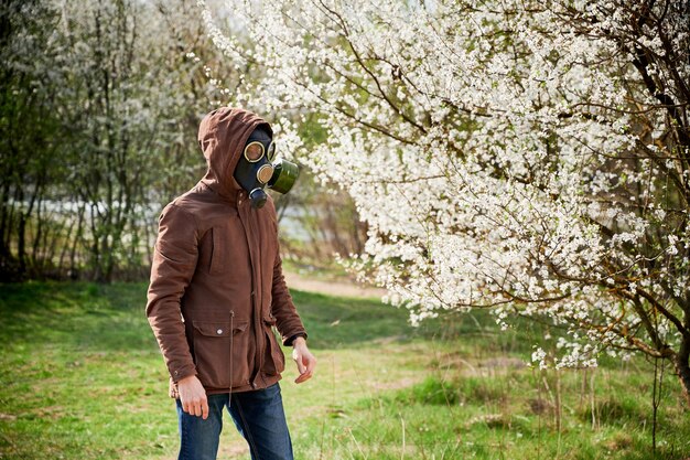 Man allergisch lijdt aan seizoensgebonden allergie in het voorjaar