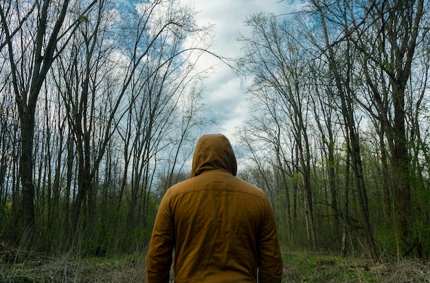 숲에 혼자 있는 남자