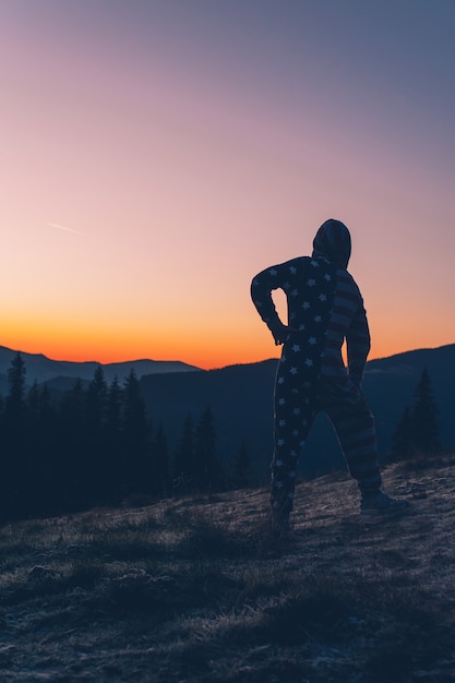 Man als een silhouet in de zonsondergang