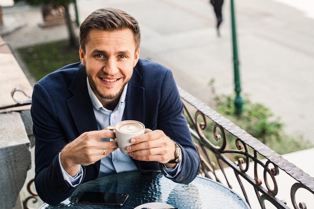 Man als koffie Knappe man met kopje koffie in café Ochtend levensstijl van man