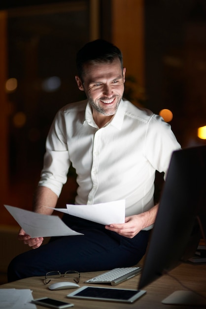 夜に文書を分析する男