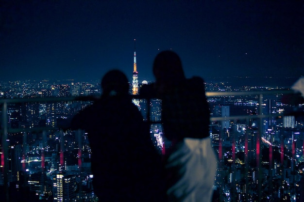 写真 人間と夜の空に照らされた都市風景