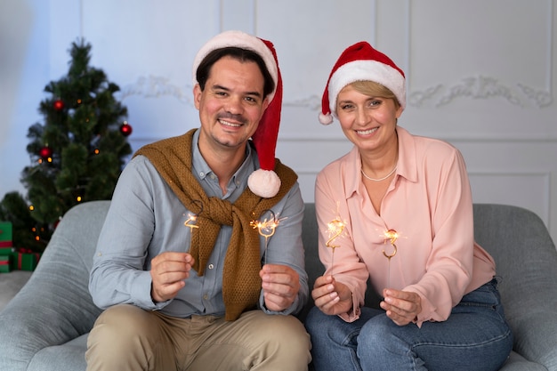 写真 一緒に家で新年の前夜を祝う男と女