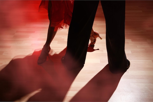 Фото Мужчина и женщина танцуют сальсу на темноте