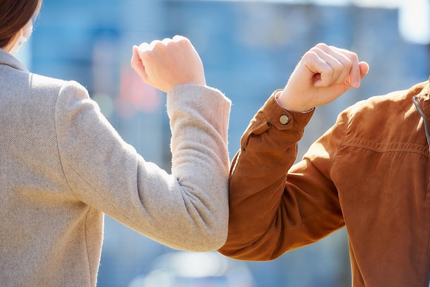 写真 男と女が肘を叩く