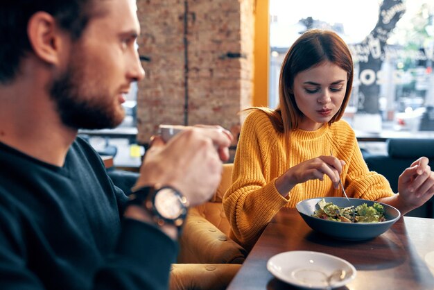 写真 男性と女性が食べ物を食べている