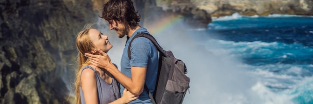 Фото Мужчина и женщина туристы в медовый месяц на фоне морских ангелов биллабонг в нусе
