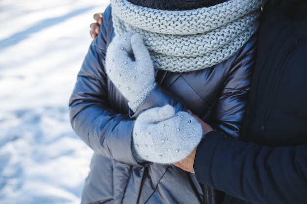 写真 男と女の冬の冷たい霜が暖かい手袋で手を抱き締める