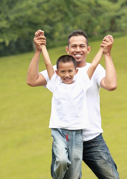 写真 男と遊ぶ少年