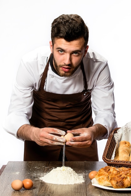 Uomo in grembiule che prepara la pasta,