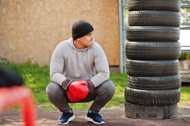 激しい戦いの屋外ジムのための帽子のトレーニングの男アラビアンボクサー。