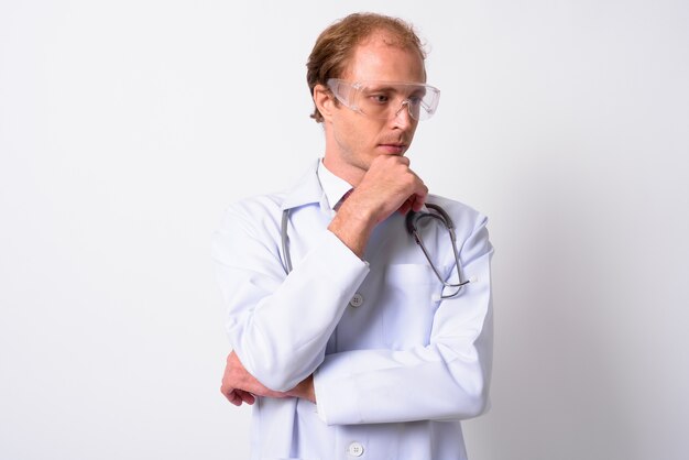 man arts met blond haar als wetenschapper beschermende bril tegen witte ruimte