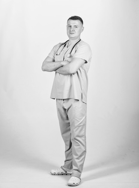 Man arts stethoscoop arts uniform Geneeskunde en gezondheidszorg Behandeling en preventie Guy ervaren arts beige kleding op witte achtergrond Controleer gezondheid Privékliniek Arts carrière