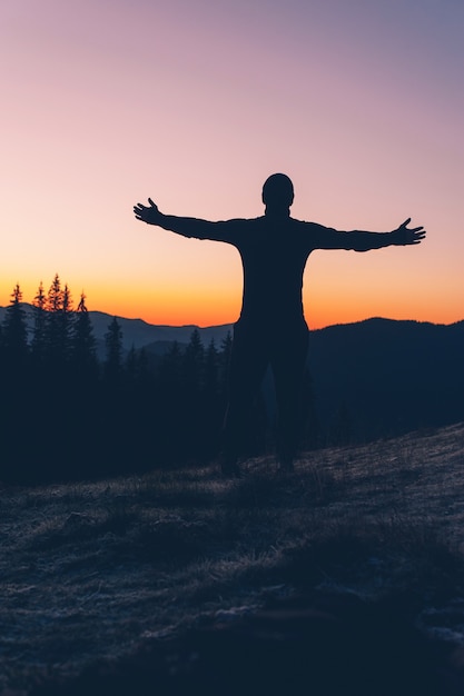 Foto l'uomo come una silhouette al tramonto