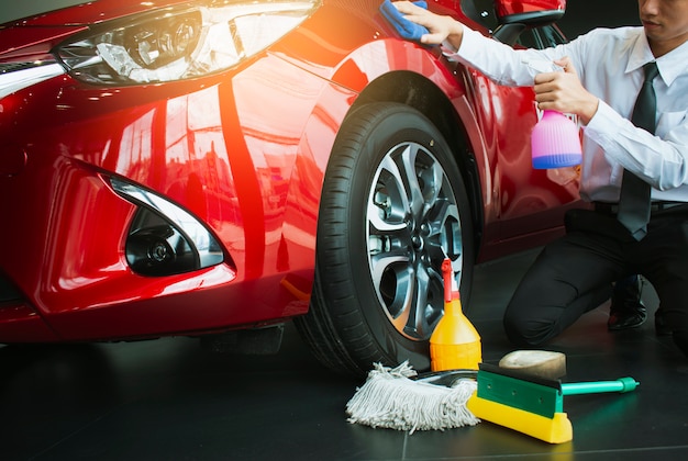 男アジアの検査と清掃用具洗車赤い車