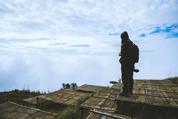 남자 아시아 인은 휴일에 휴식을 취합니다. Moutain.Thailand에 사진 풍경