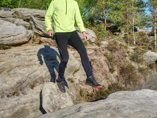 Photo man athlete while jumping during a trail running in the mountains active lifestyle and adventure