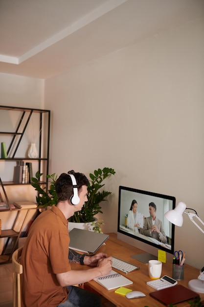 Photo man attending online meeting