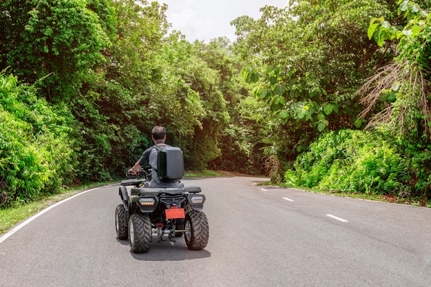 Atvバイクアドベンチャーフォレスト内の男