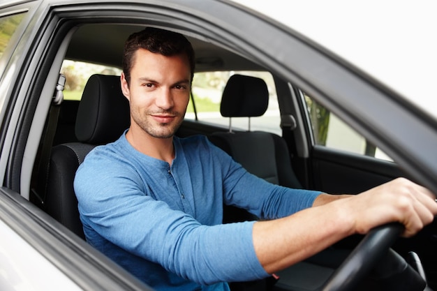Man auto en stuurwiel voor portret rijden en vakantie voor transport Road trip avontuur of voertuig voor vakantie met gelukkige mannelijke persoon reis of chauffeur uit het raam voor landelijke reizen