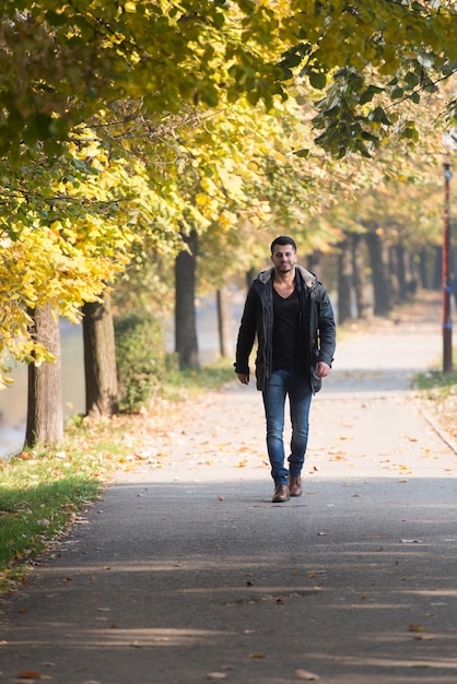 Foto uomo in autunno parco