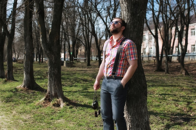 Man baard jarretel boom park zonnebril