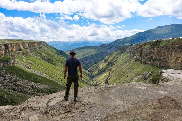 Un uomo sullo sfondo della valle di khunzakh cascate di khunzakh daghestan 2021