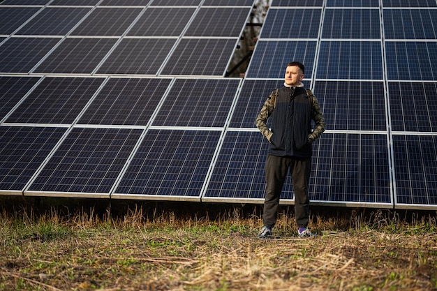 Uomo sullo sfondo dei pannelli solari energia ecologica