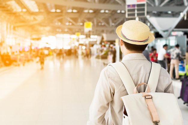 Uomo zaino in spalla all'aeroporto.