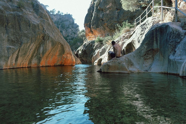 Photo man bathing in the waters of a wild spa