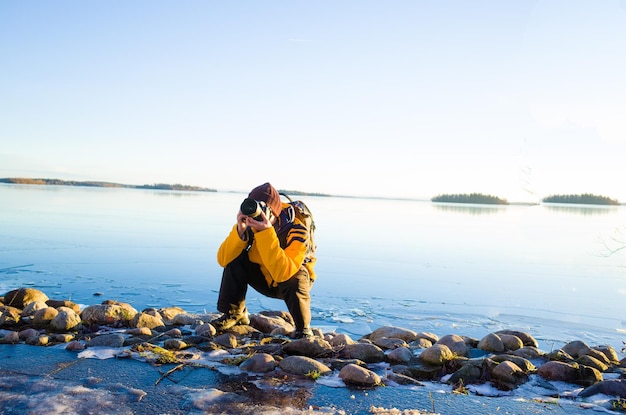 Photo man on beach against clear sky