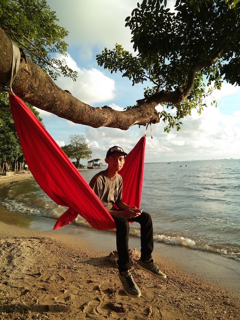 Photo man on beach against sky