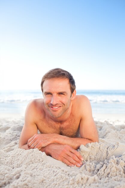 Uomo in spiaggia