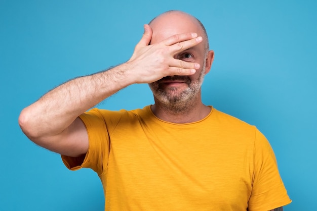 Man bedekt zijn gezicht met de hand en probeert een topgeheim te vinden