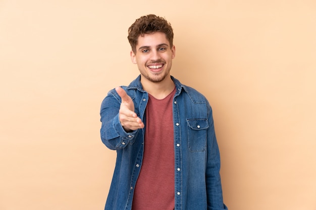 Foto uomo sulla stretta di mano beige dopo buon affare