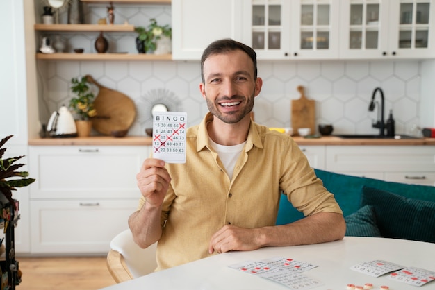 Foto l'uomo è appassionato di giocare a bingo