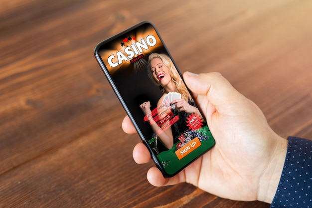 Man bekijkt online casino op zijn mobiele telefoon