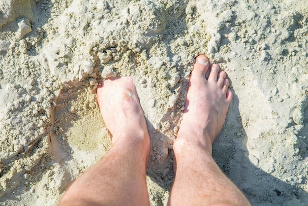 Man benen in zand bovenaanzicht zomertijd
