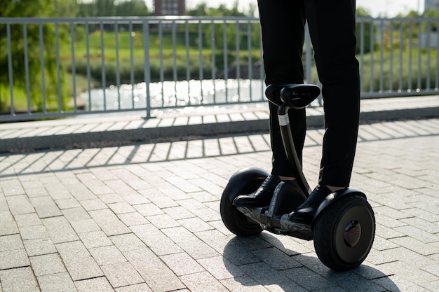 Man benen rijden elektrische hoverboard in park