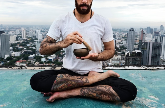 Foto man beoefenen van yoga op het dak