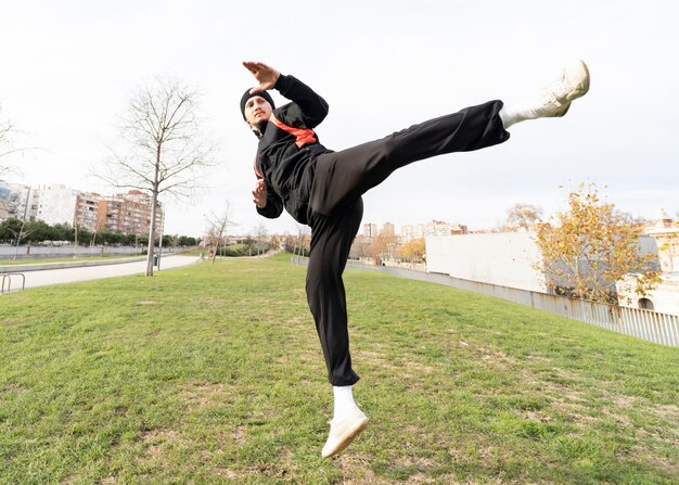 Man beoefent vechtsporten in het park in de winter