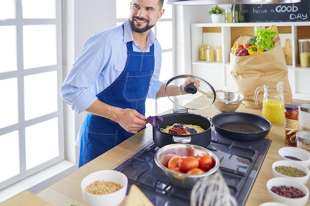 Man bereiden van lekker en gezond eten in de huiskeuken