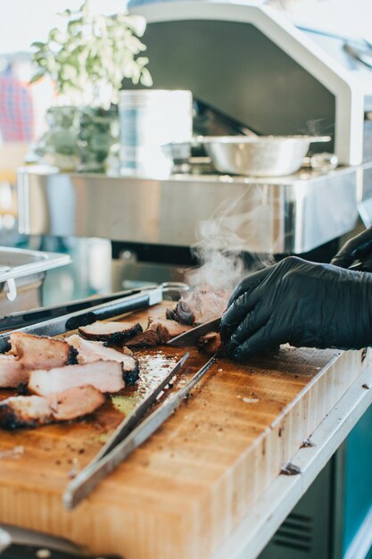 Foto man bereidt eten voor in de keuken