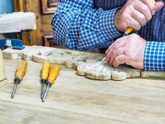 Man bereidt eten voor op tafel