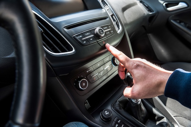 Man bereidt zich voor op reis, auto-interieur. professionele chauffeur