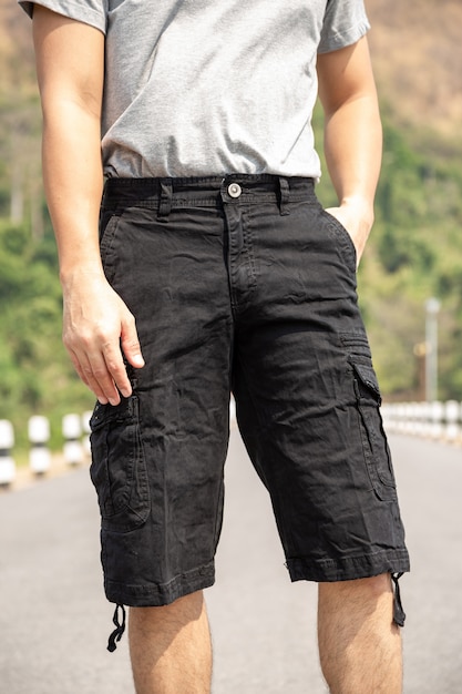 Photo man in bermuda shorts and t-shirt